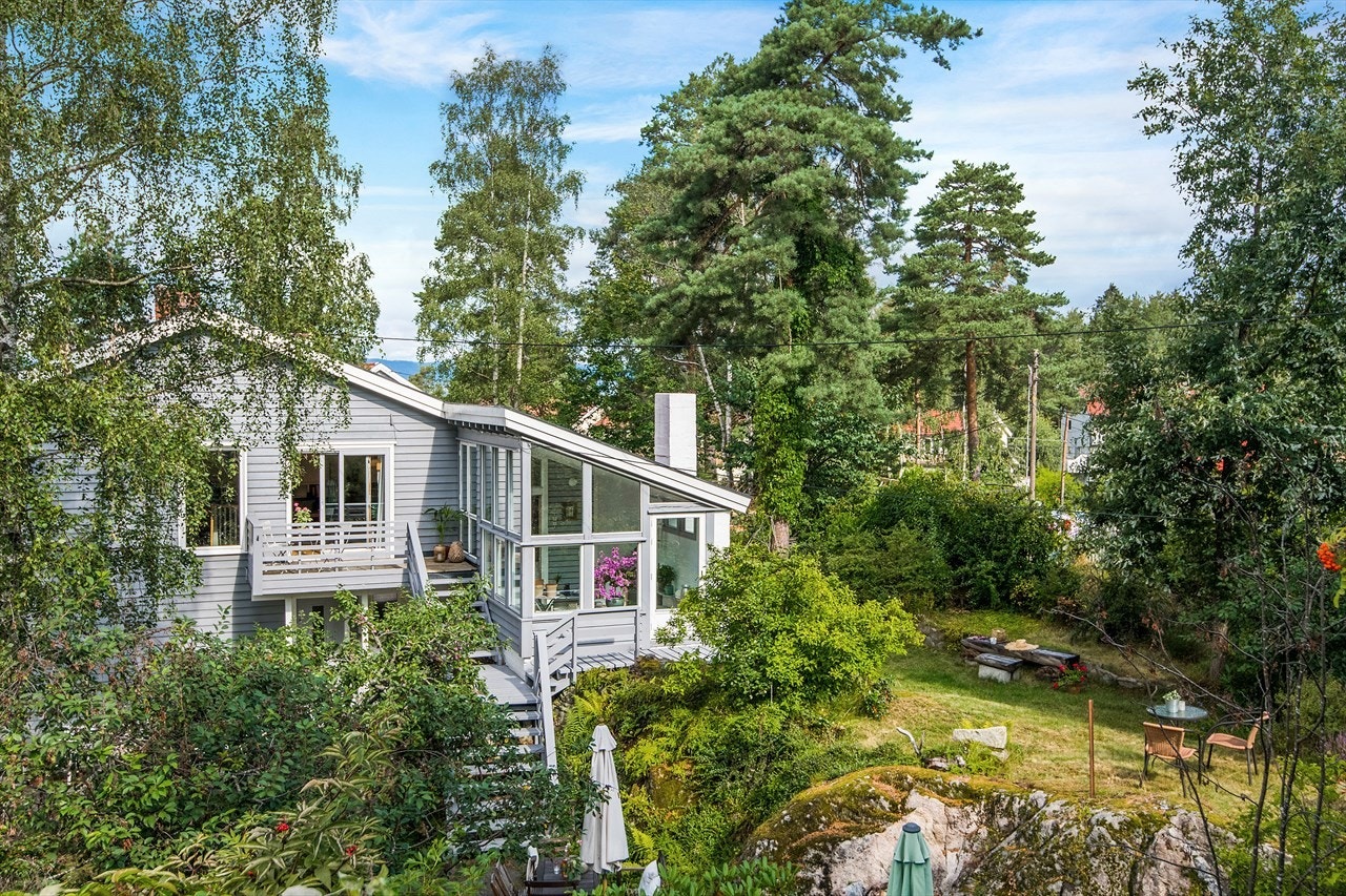 Skogveien 19a er et lyst hus med høy trivselsfaktor og omgitt av en usjenert, idyllisk naturtomt. Galleribilde