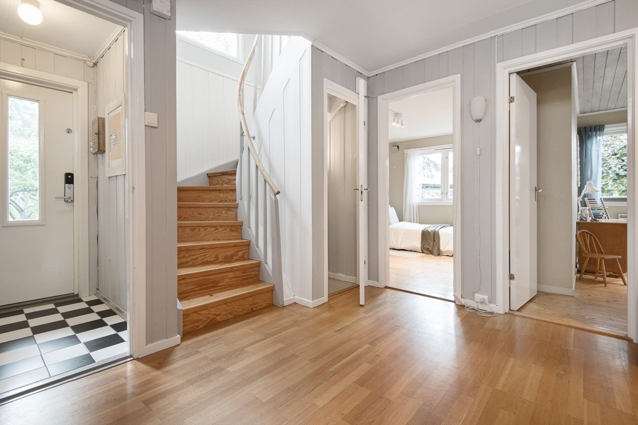 Inngangsparti, trapp til 2. etg. og kjeller samt dører til to av husets soverom. Galleribilde