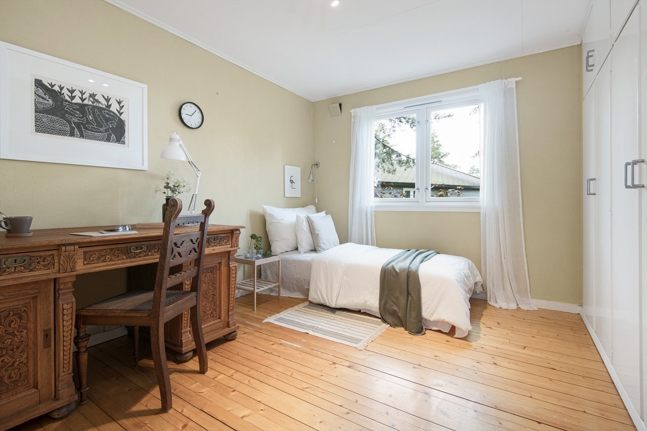 Soverom i 1. etg. som er av god størrelse og med innebygde garderobskap. Galleribilde