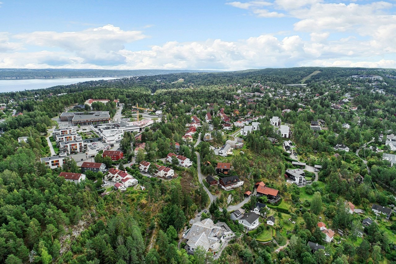 Nesodden byr på store skog og naturområder, og "Brattbakken" alpinbakke kan sees i bakgunn. Galleribilde
