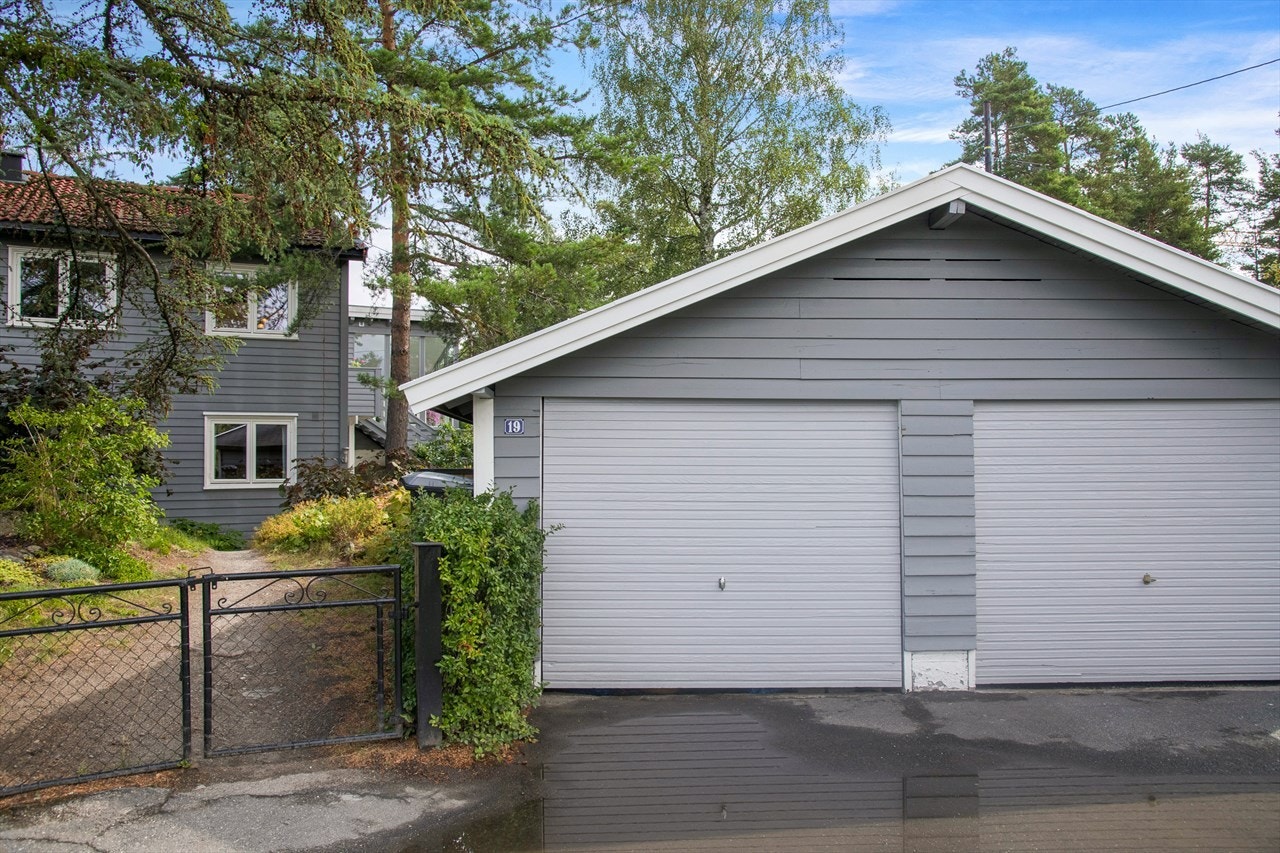 Den ene delen av dobbelgarasjen står på tomten og medfølger, den andre tilhører naboen. Galleribilde