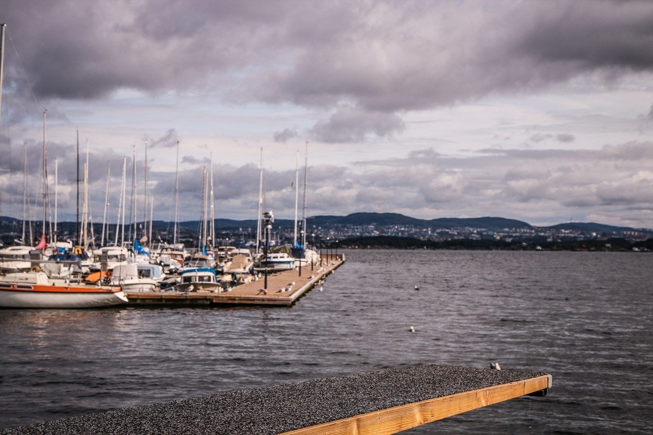 På Bunnefjordsiden ligger Oksval en sykketur unna med marina med utleie av båtplasser. Her er det fint for morgenbad i morgensolen. Galleribilde