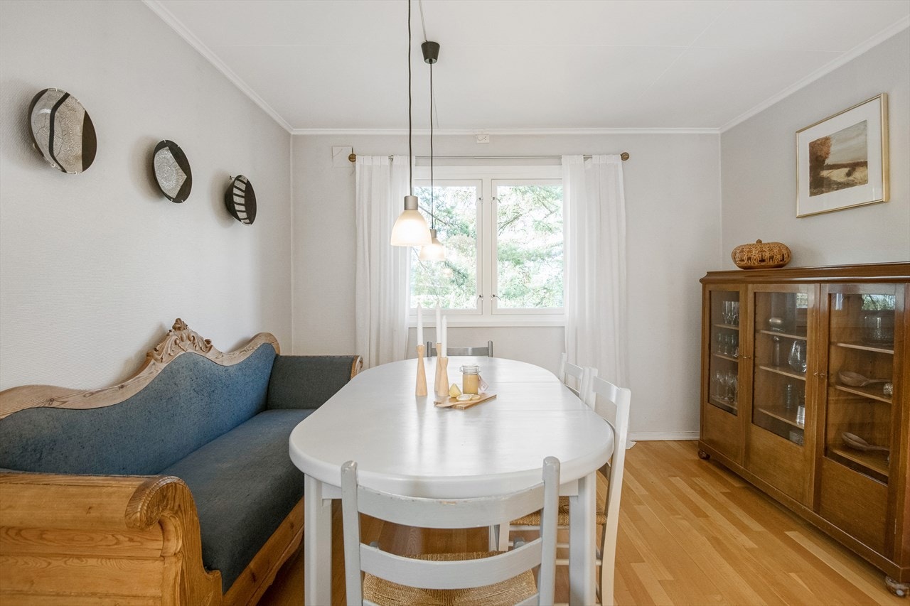 Spisestuen ligger vegg i vegg med kjøkkenet og har fin utsikt mot Oslofjorden. Galleribilde