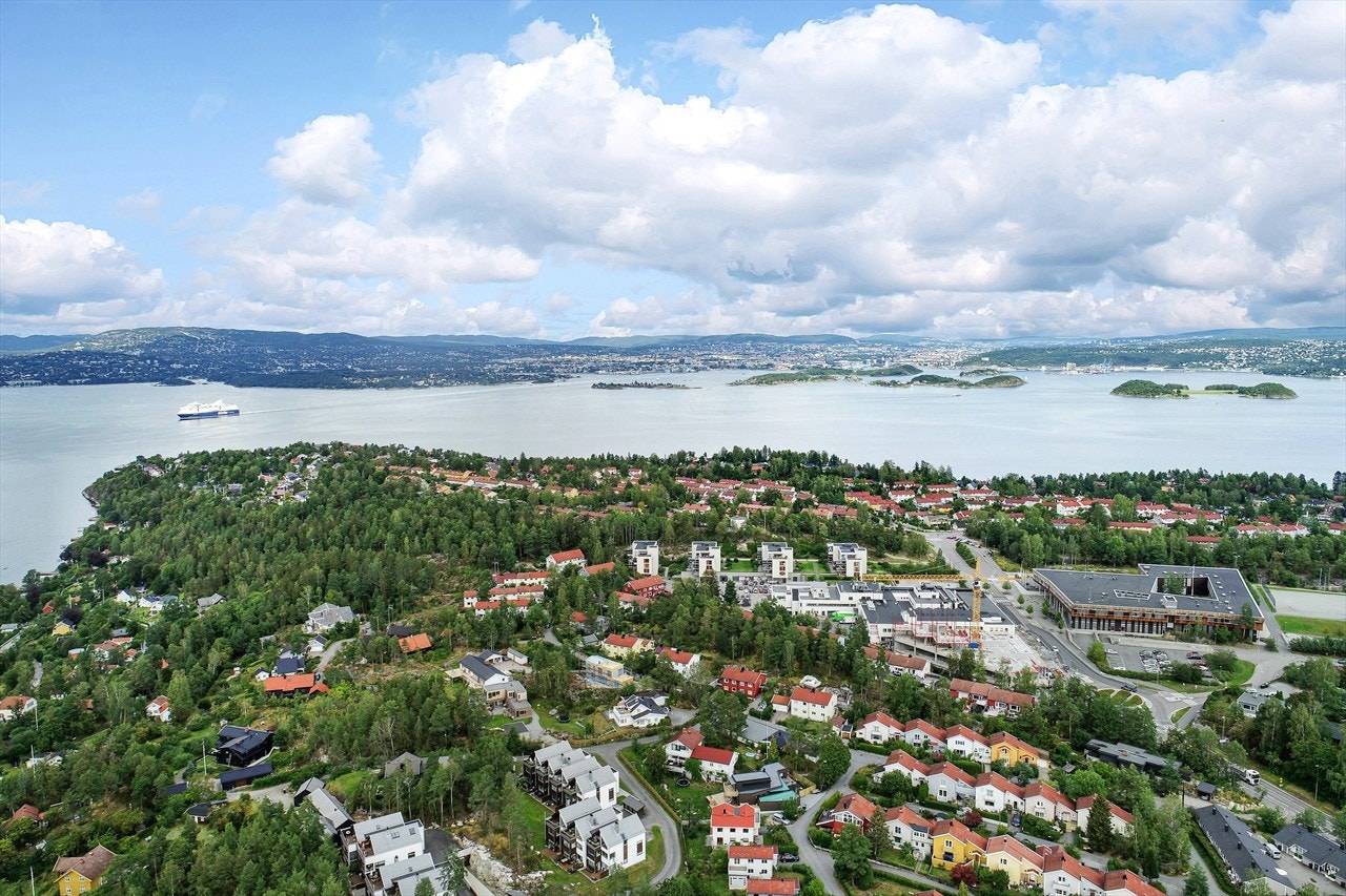 Skogveien 19a ligger langt ute på Nesoddtangen med kort vei til fergestopp. Galleribilde