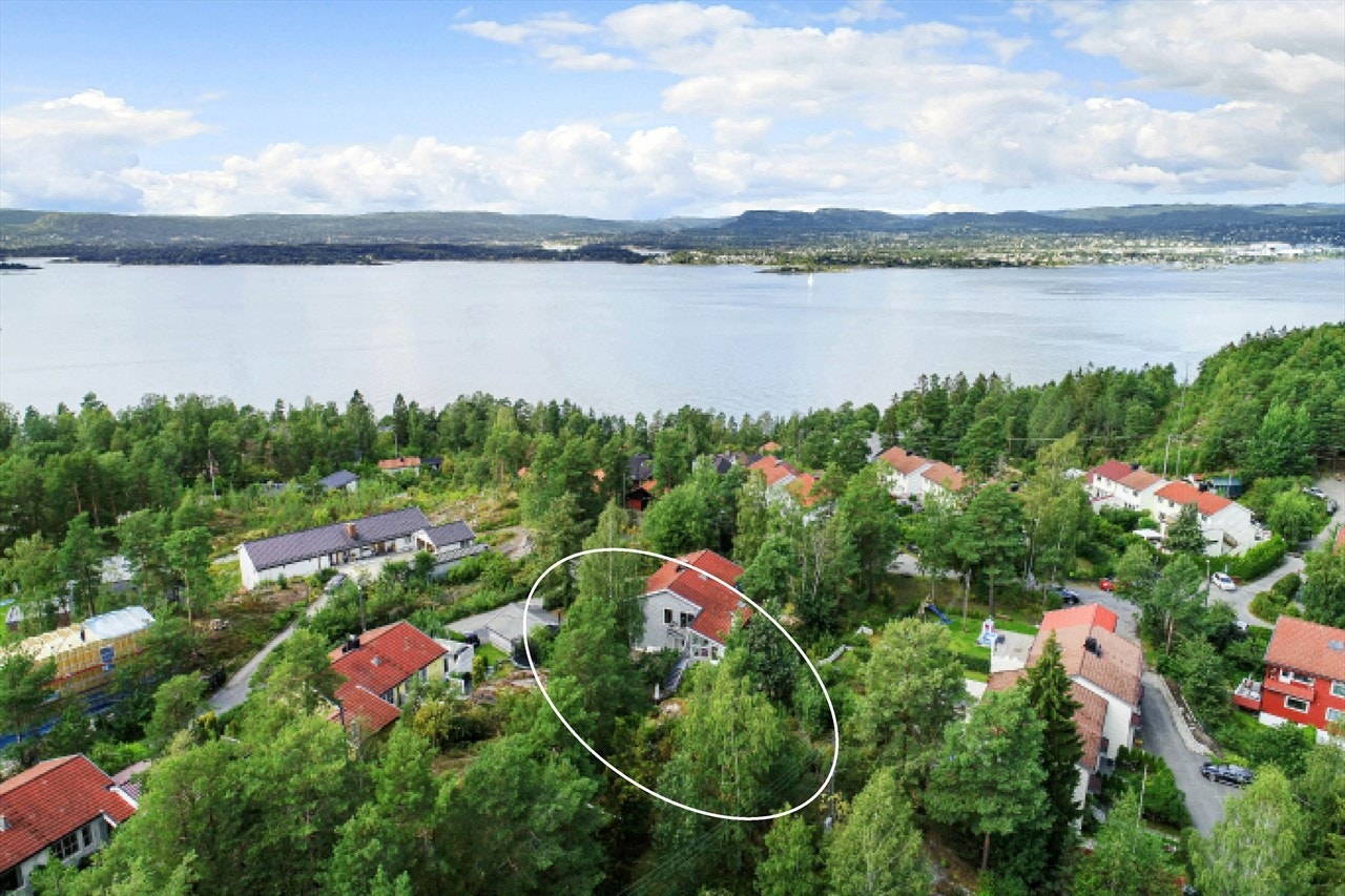 Fra huset er det kort vei til sjøen. Galleribilde