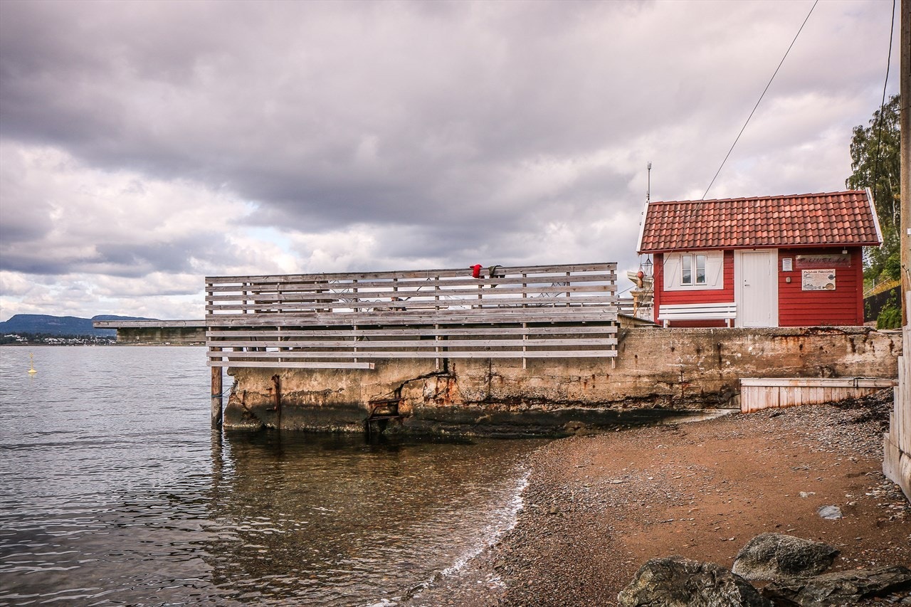 Badeplass på Søndre Flaskebekk med strand og badebrygge. Galleribilde