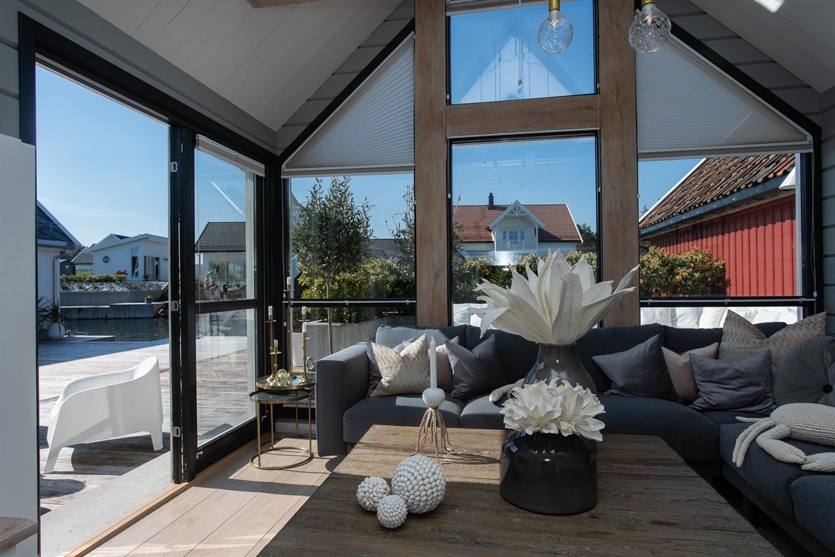 Påkostet og stilfult naust med vinkjeller. Varmekabler i gulvet, innlagt vann m.m Galleribilde