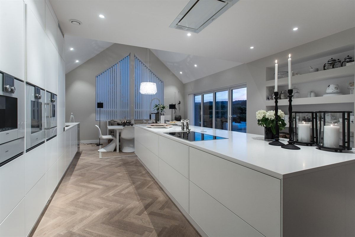 Kjøkkeninnredning fra Svane. Hvitevarer fra Gaggenau er integrert i skaprekken og skaper stramme, fine linjer Galleribilde