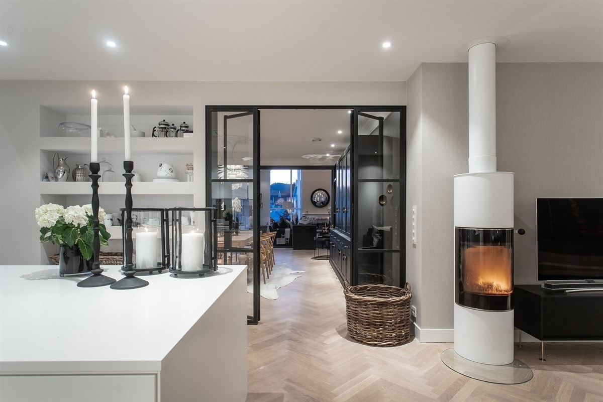 En rekke flotte detaljer. Blant annet smidde dører m/glass mellom stue og kjøkken. Galleribilde