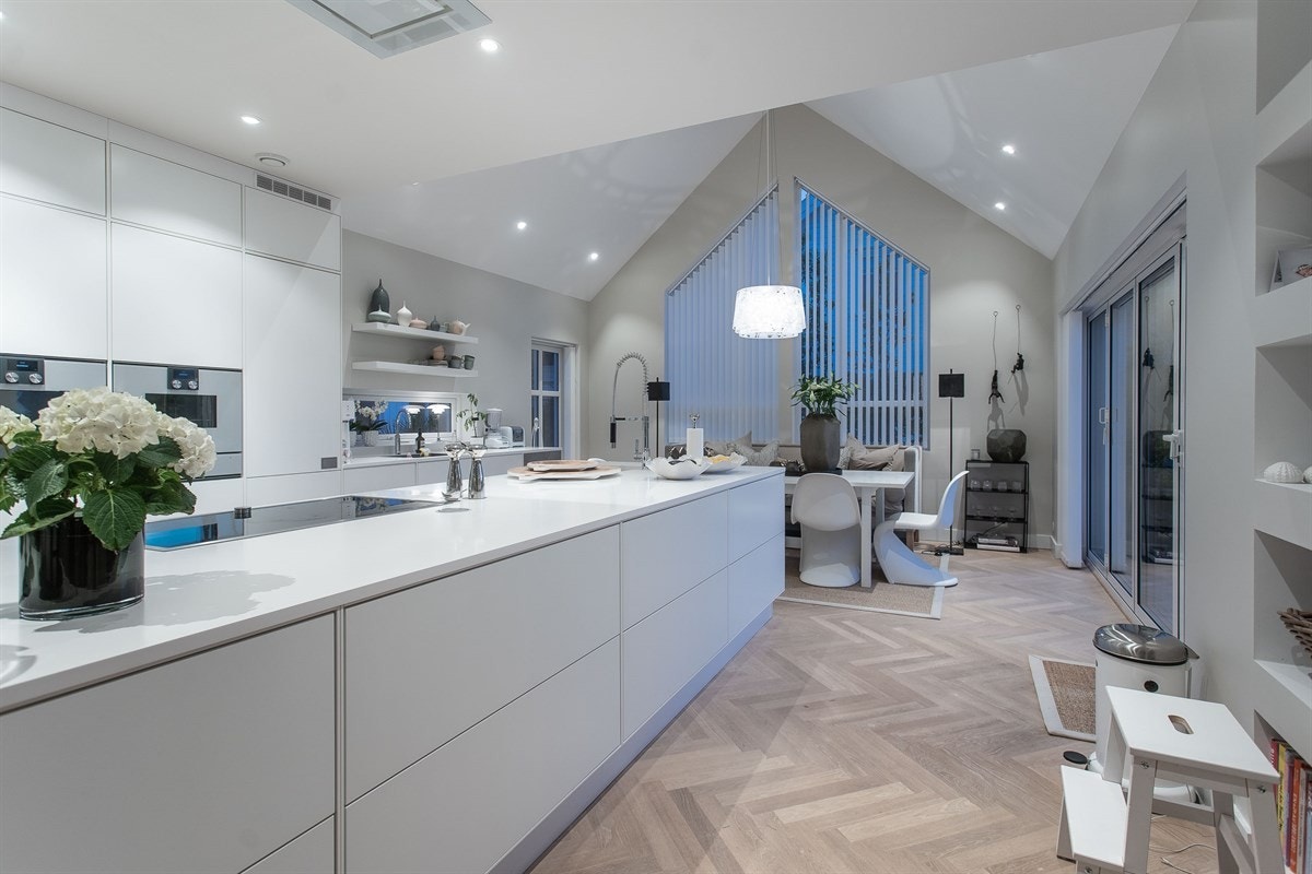 Vinskap, to vasker, kokvarmt vann rett fra springen.. Galleribilde