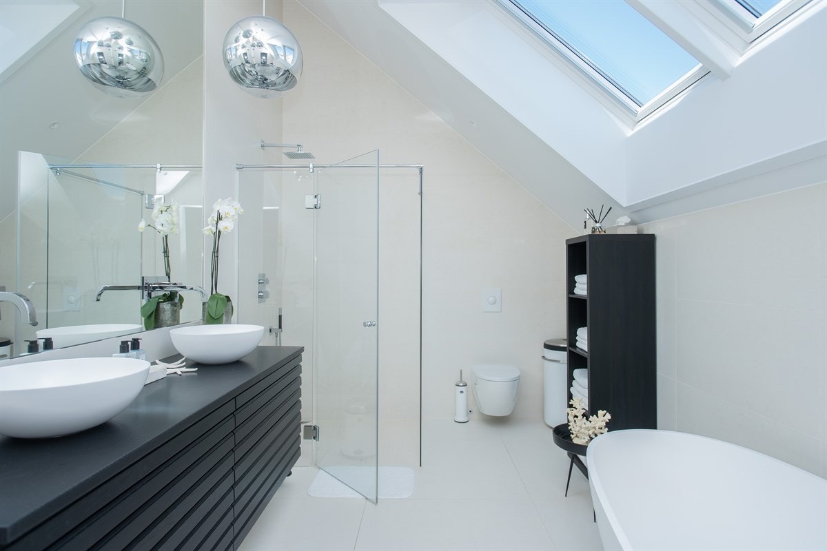Bad i tilknytning til hovedsoverommet. Flott baderomsinredning. Takvinduer sørger for godt med dagslys i baderommet. Galleribilde