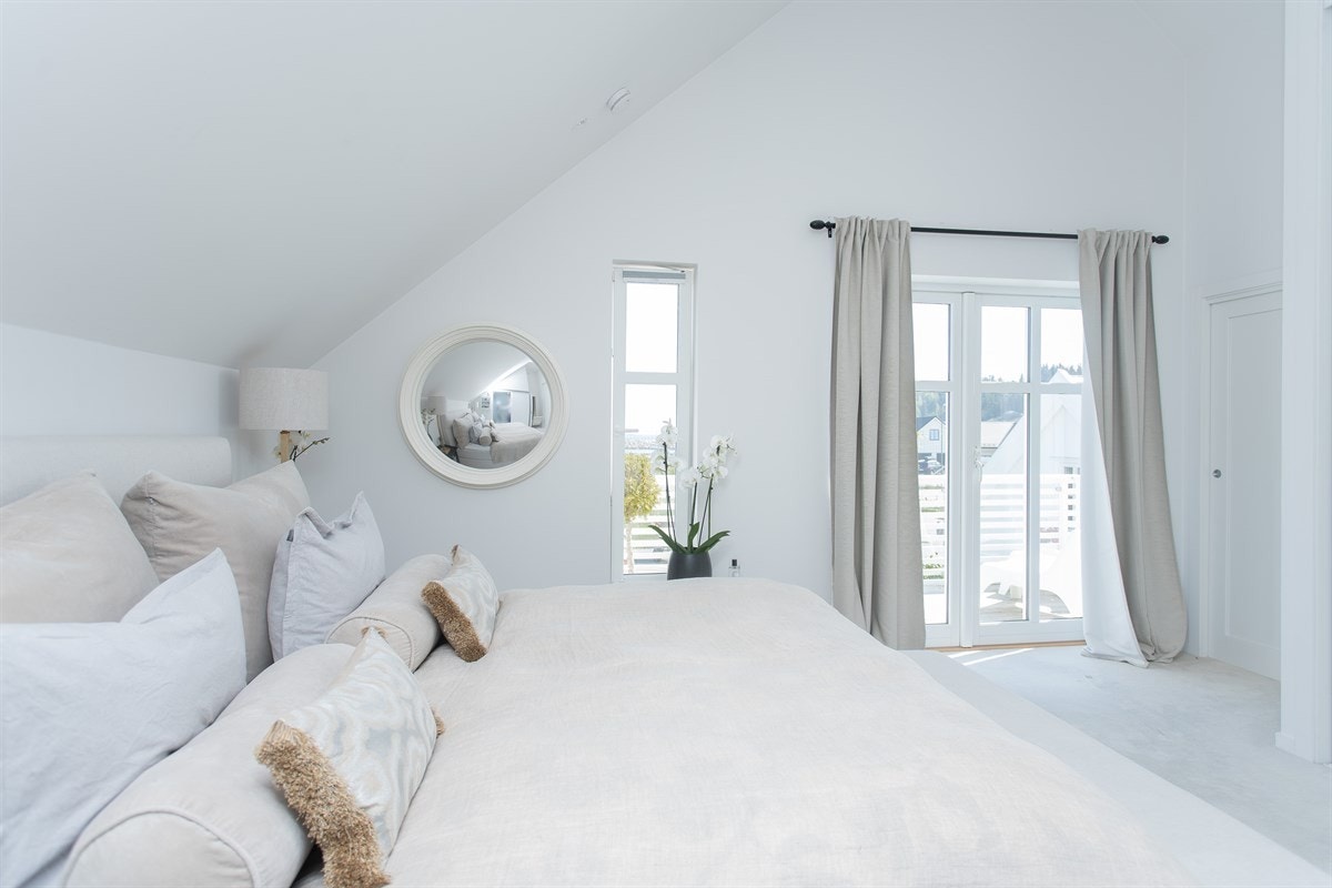 Hovedsoverom med utgang til stor veranda med sjøutsikt Galleribilde