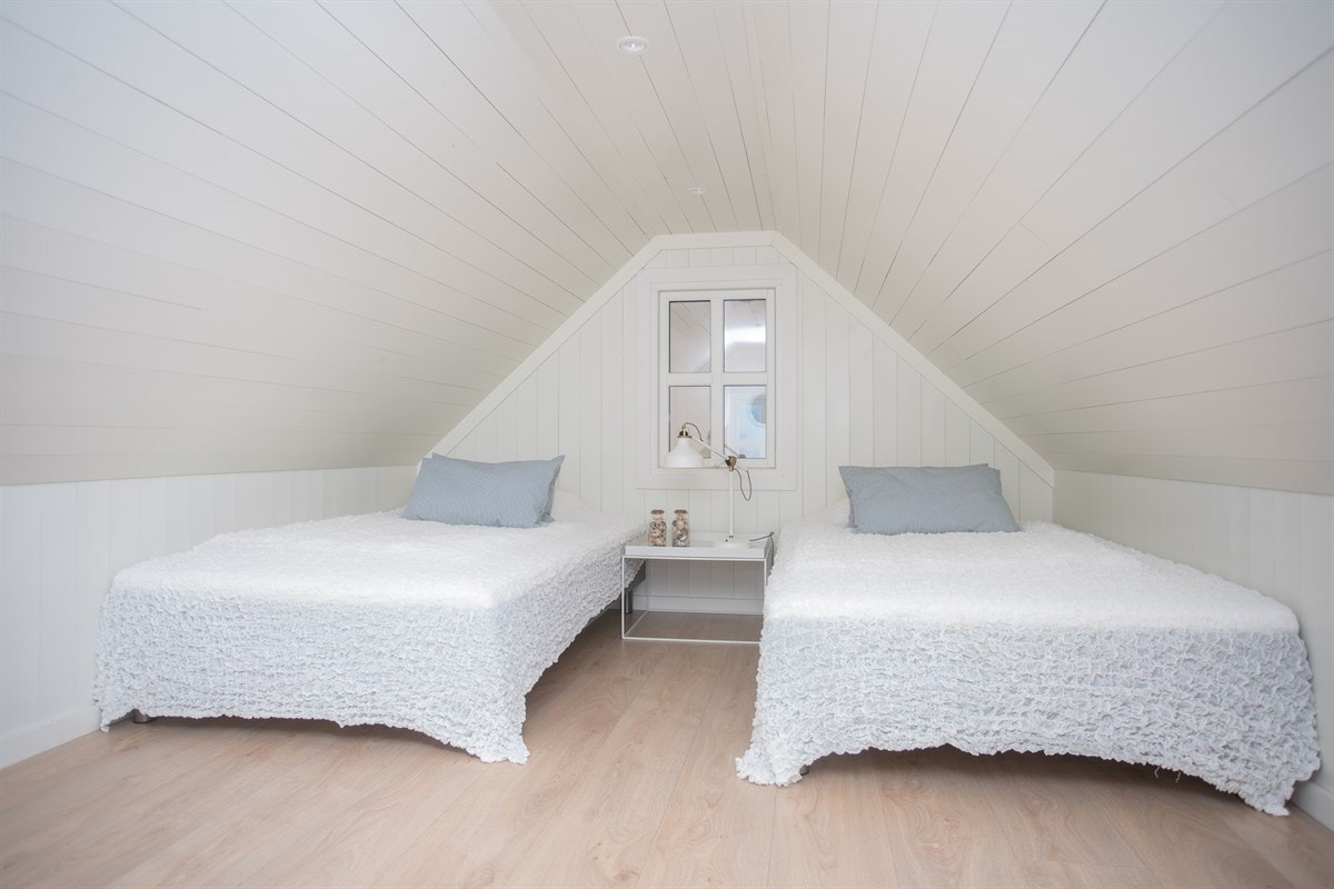 Loftet på båthuset er innredet med soverom og WC. (Perfekt for gjester) Galleribilde
