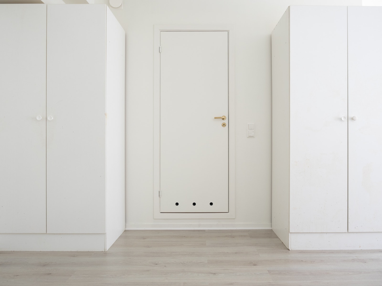 Baderomsdør og 2 klesskap Galleribilde