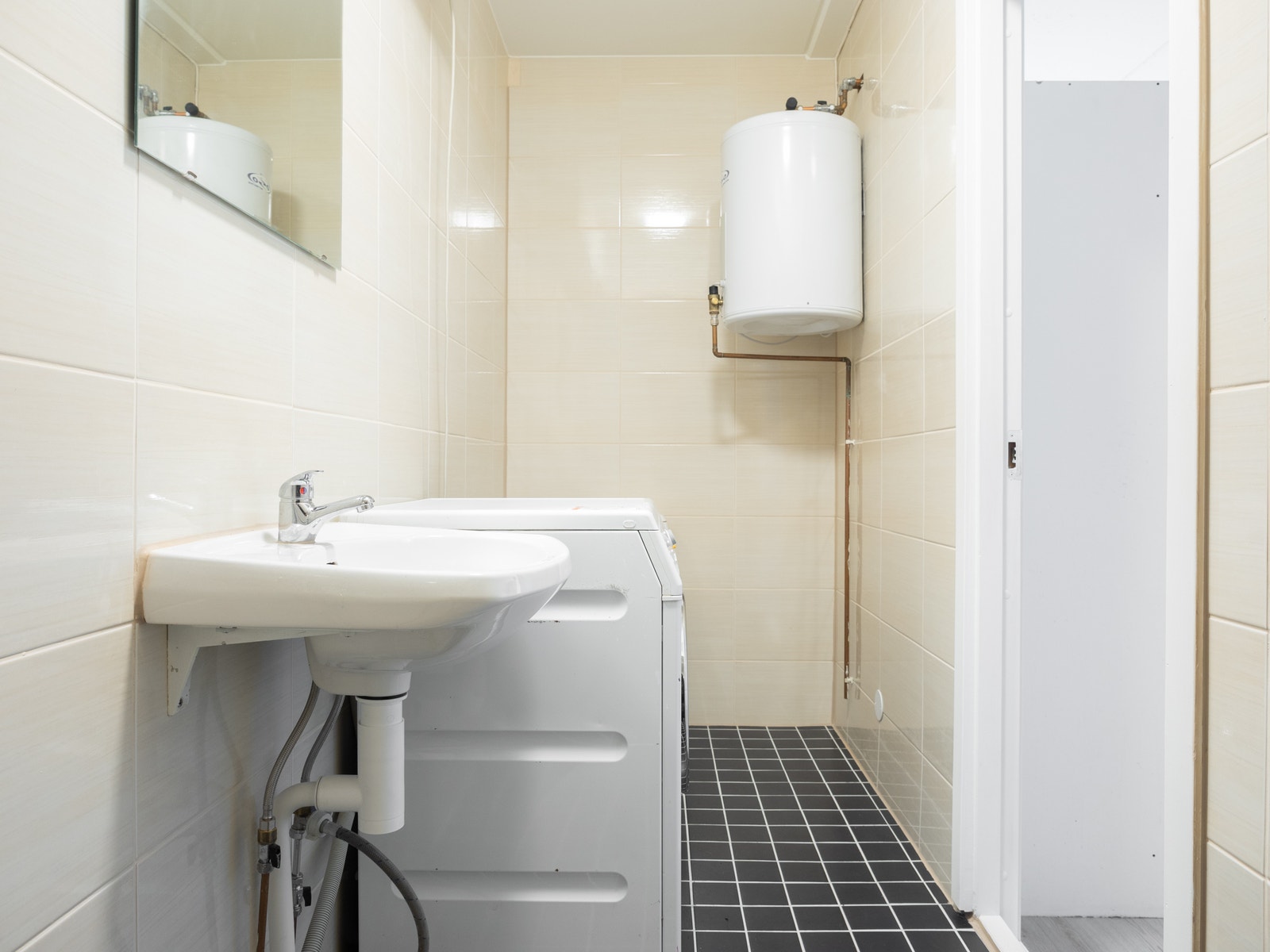 Bad vask og vaskemaskin Galleribilde