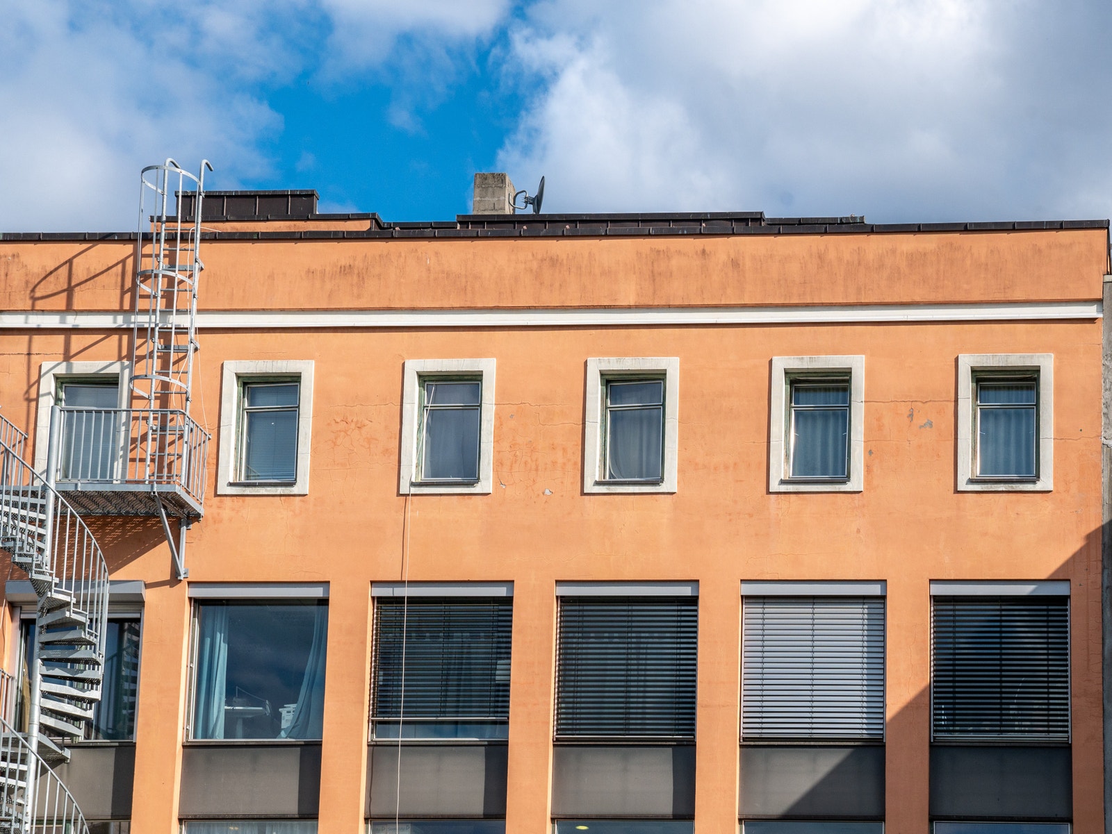 Bilde av baksiden av bygget, hybel 2 vinduene oppe til høyre Galleribilde