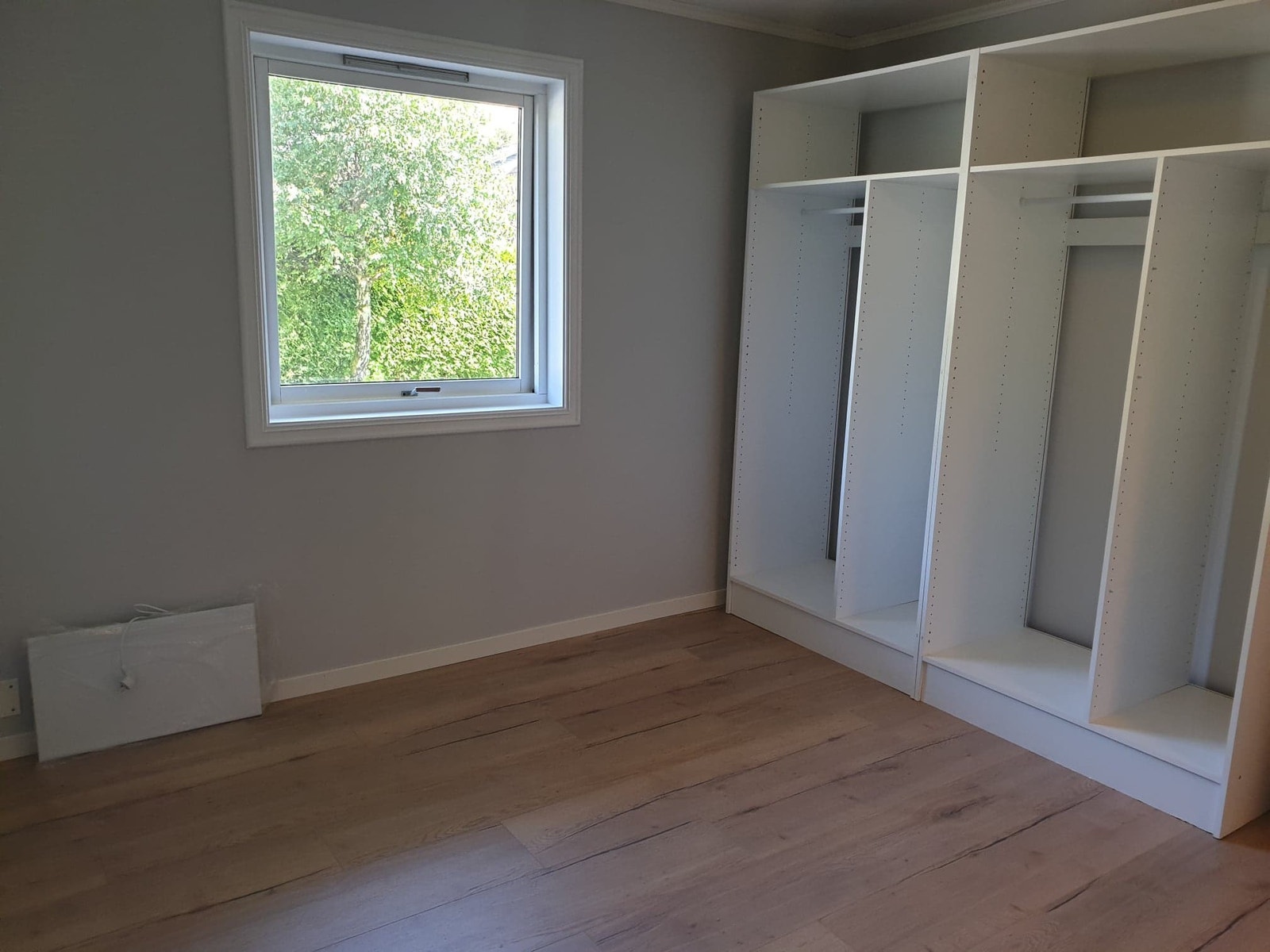 Soverom 1. Garderobeskapene medfølger og dører er montert. Galleribilde