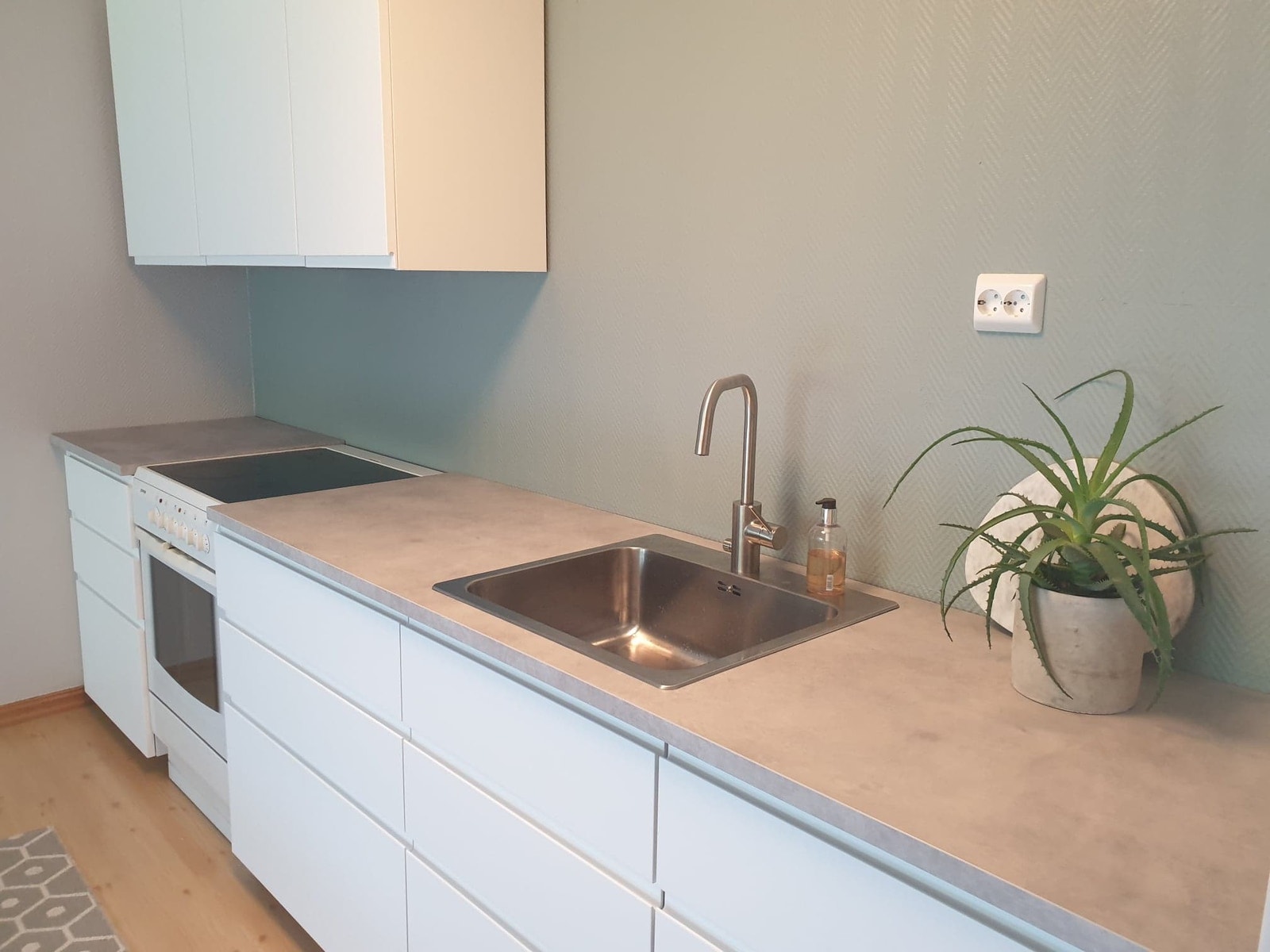 Kjøkken med integrert oppvaskmaskin. Galleribilde