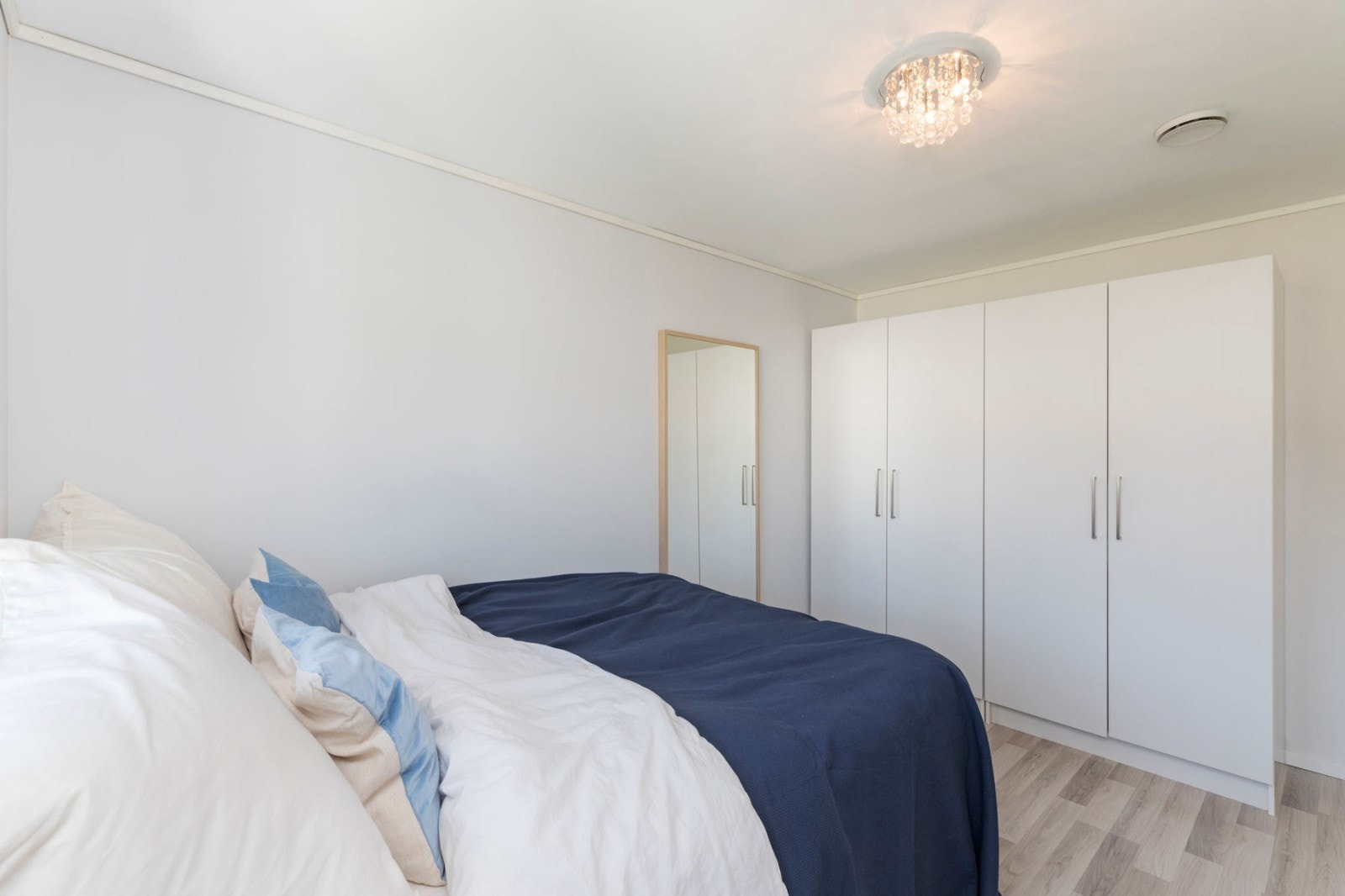 Hovedsoverom med garderobeskap Galleribilde