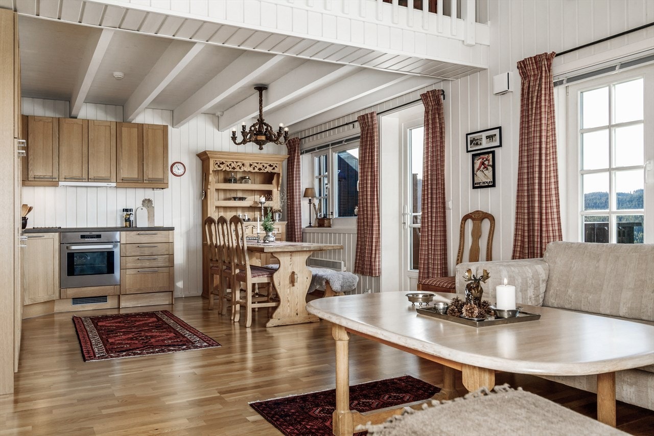 Stuen og kjøkkenet har en åpen løsning Galleribilde