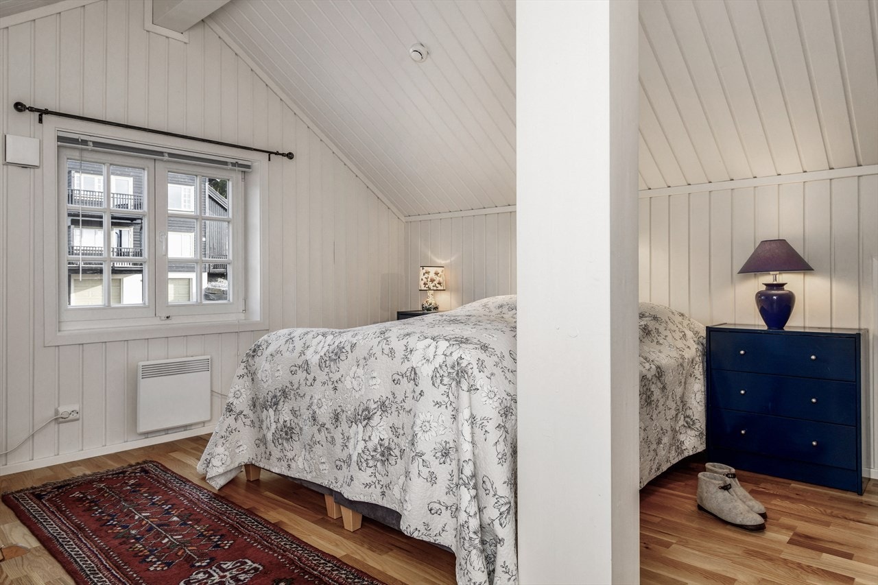 Soverommet i loftsetasjen er av god størrelse og gir flere møbleringsmuligheter Galleribilde