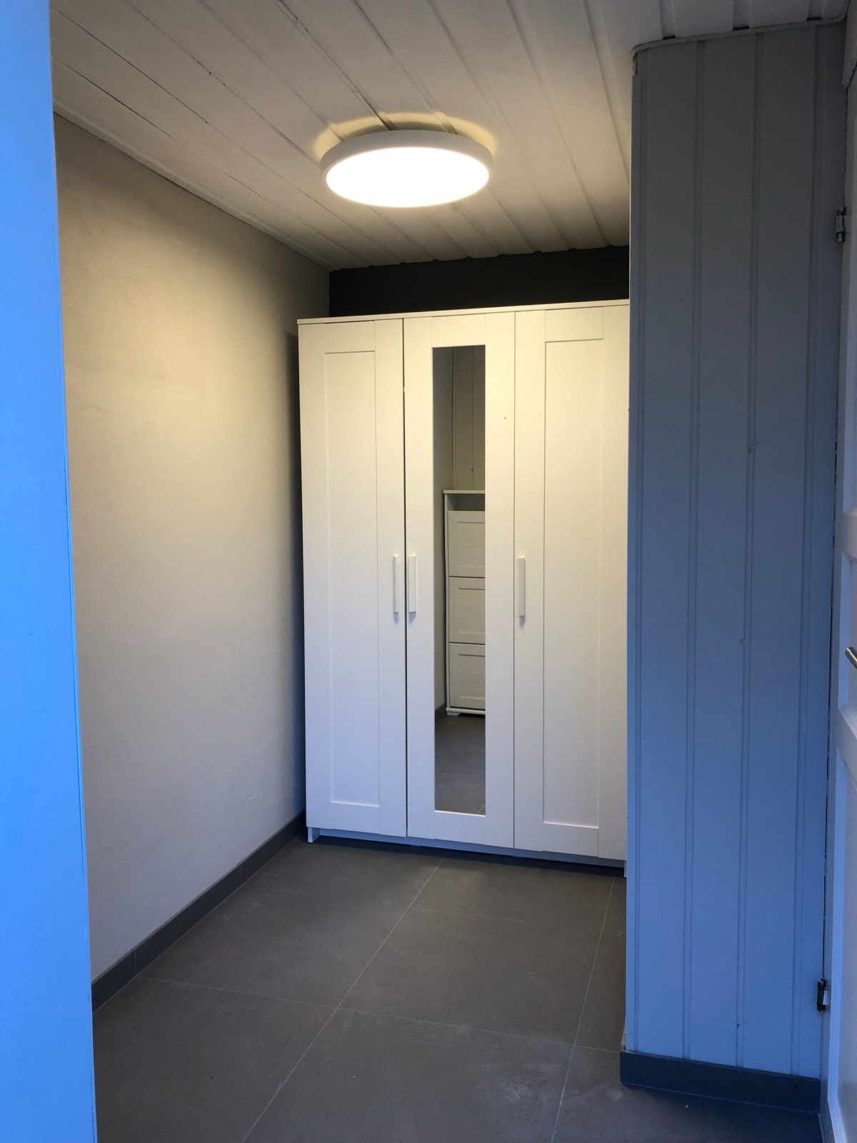 Nyoppusset gang med nye møbler. Klesskap og skoskap i gangen. Galleribilde