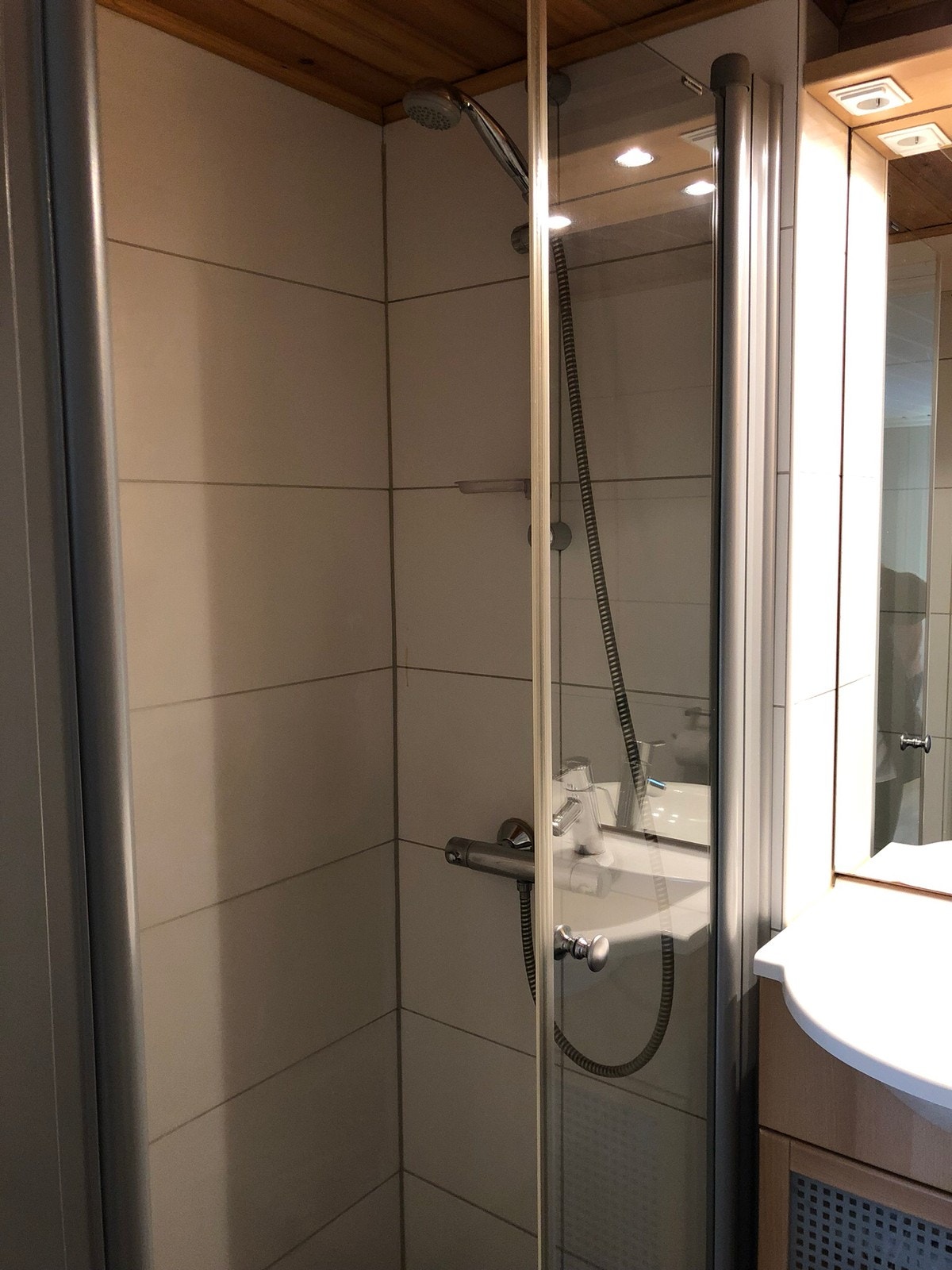 Dusjnisje med romslig plass. Galleribilde