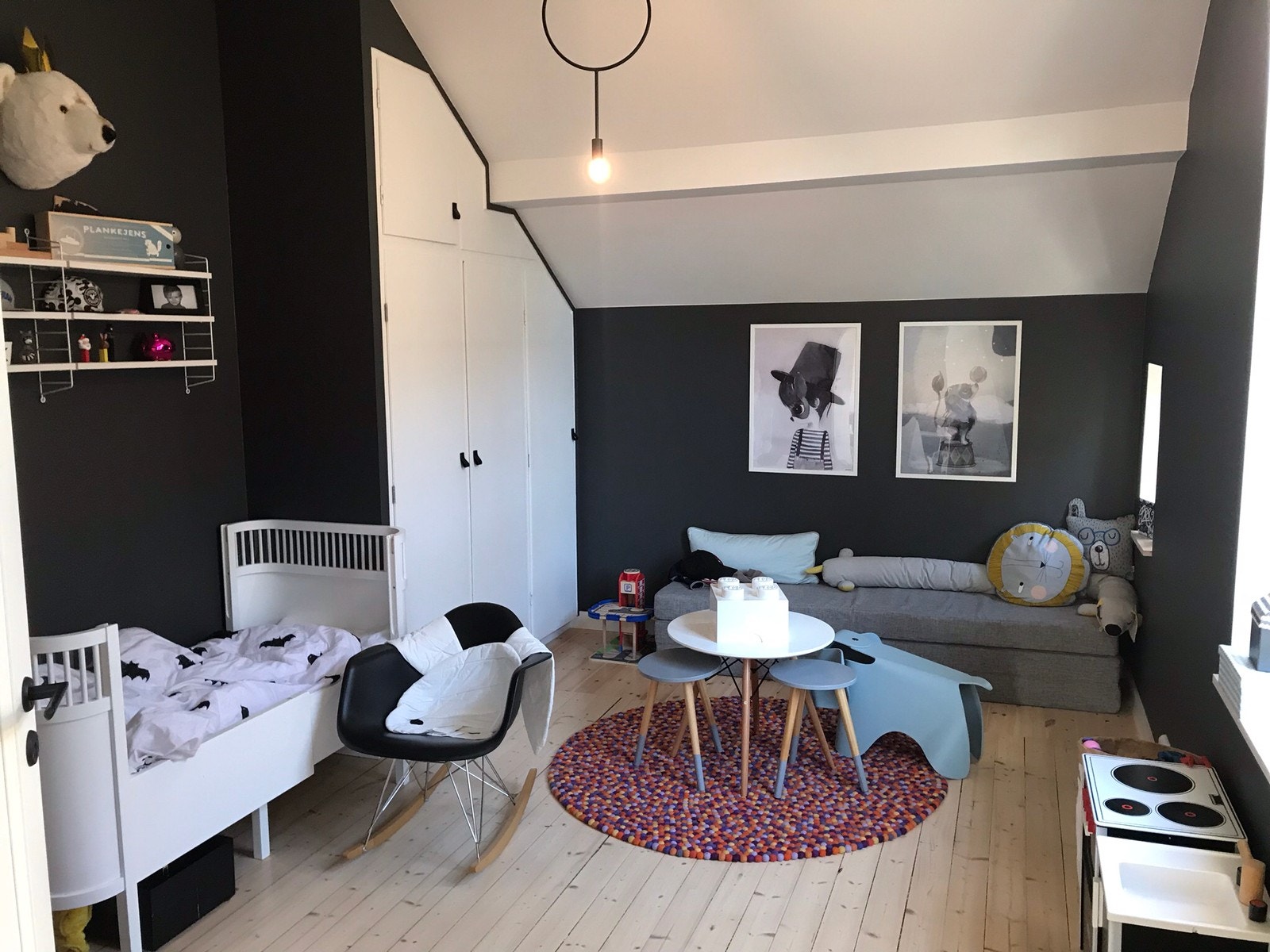 Stort soverom/stue med fløydører og integrert skap Galleribilde