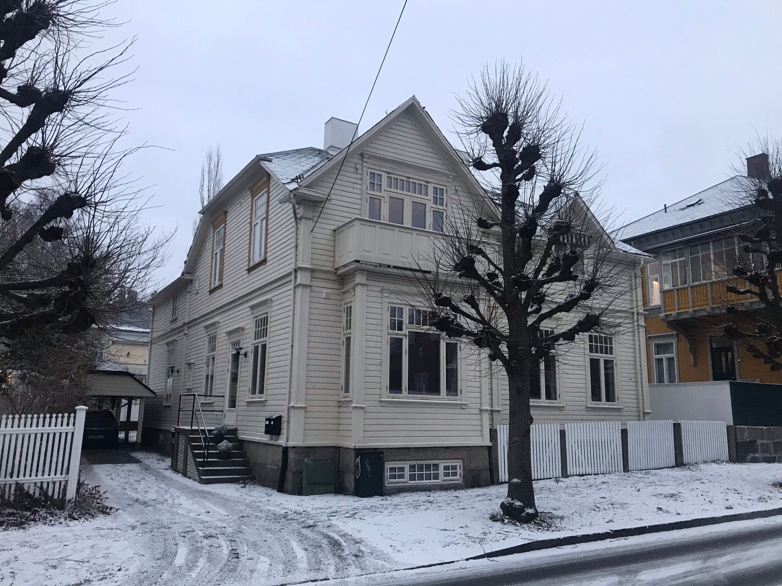 Fasade, leilighet i 2 etg. med balkong Galleribilde