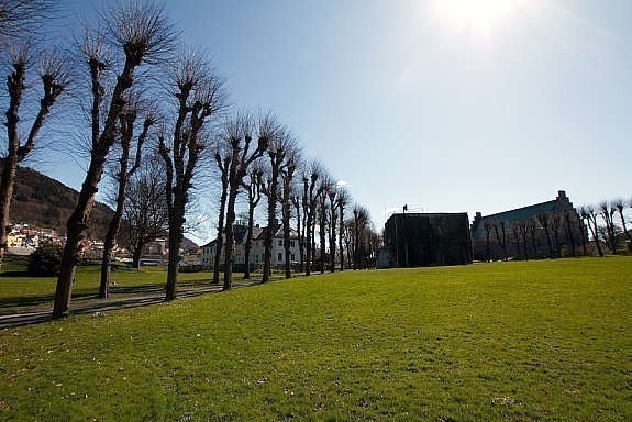 Like ved ligger Bergenhus Festning med store grøntarealer. Galleribilde