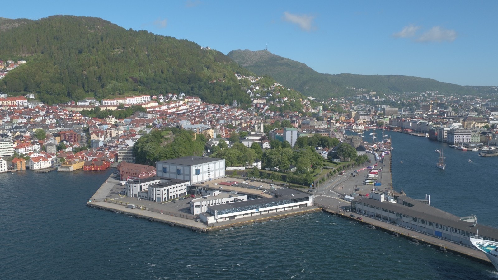 Bontelabo ligger usjenert til på en egen halvøy i Bergen sentrum med busstopp rett utenfor døren og gode parkeringsmuligheter. Galleribilde