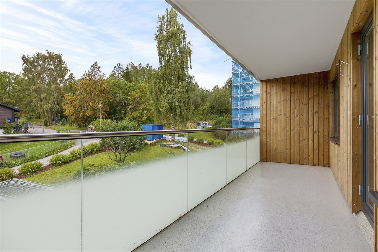 Balkongen er vestvendt og har svært gode solforhold Galleribilde