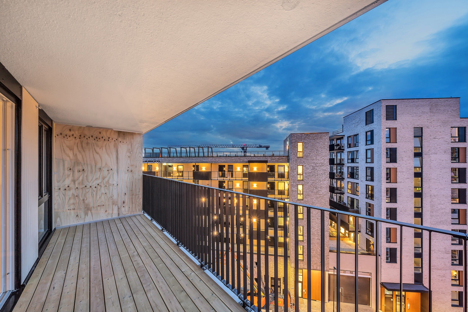 Stor vestvendt balkong på ca. 12 kvm. med flott utsikt, ettermiddags- og kveldssol Galleribilde