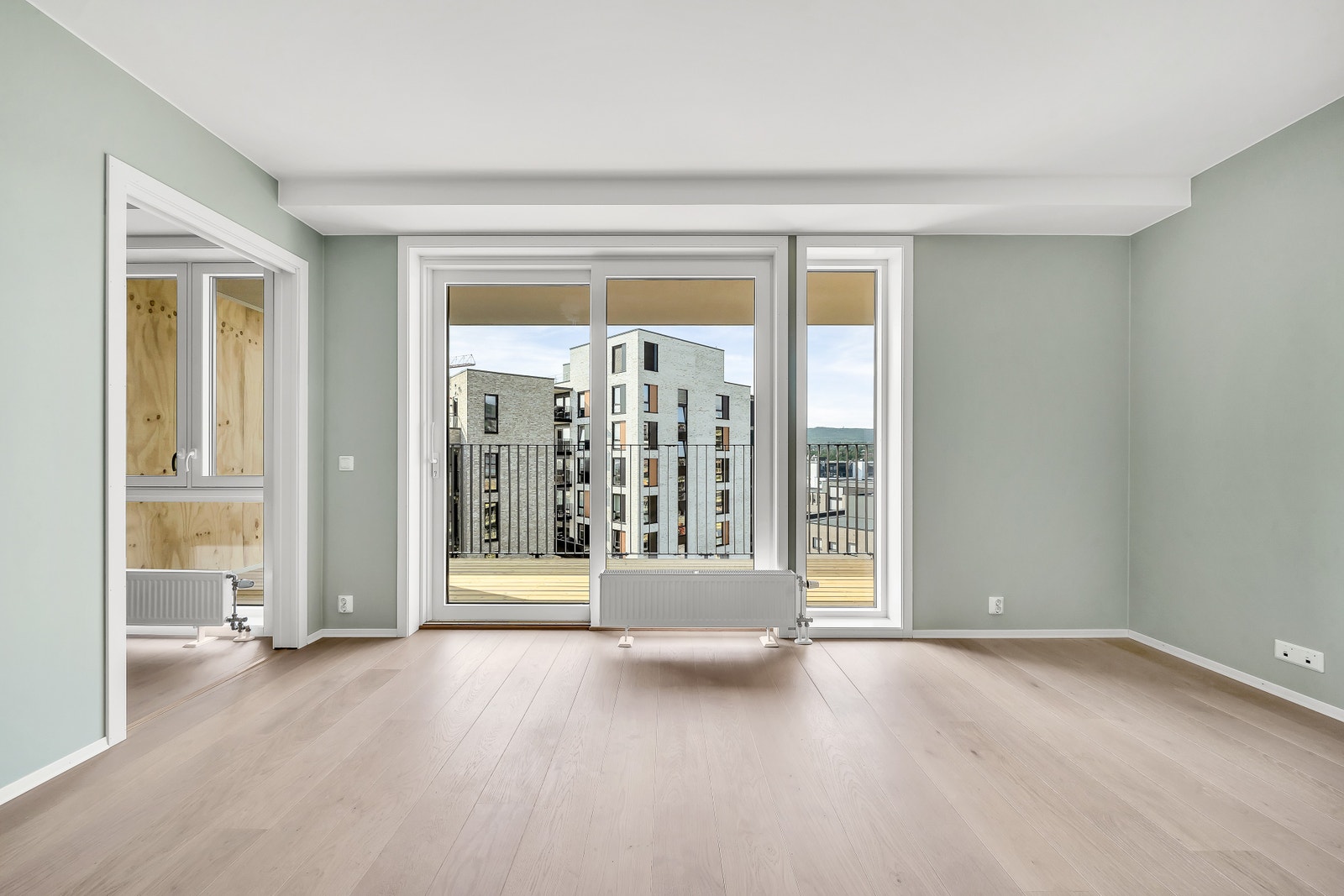 Selve leiligheten har en god og effektiv planløsning hvor man opplever både romfølelse og luftighet med ekstra takhøyde og store vinduer Galleribilde