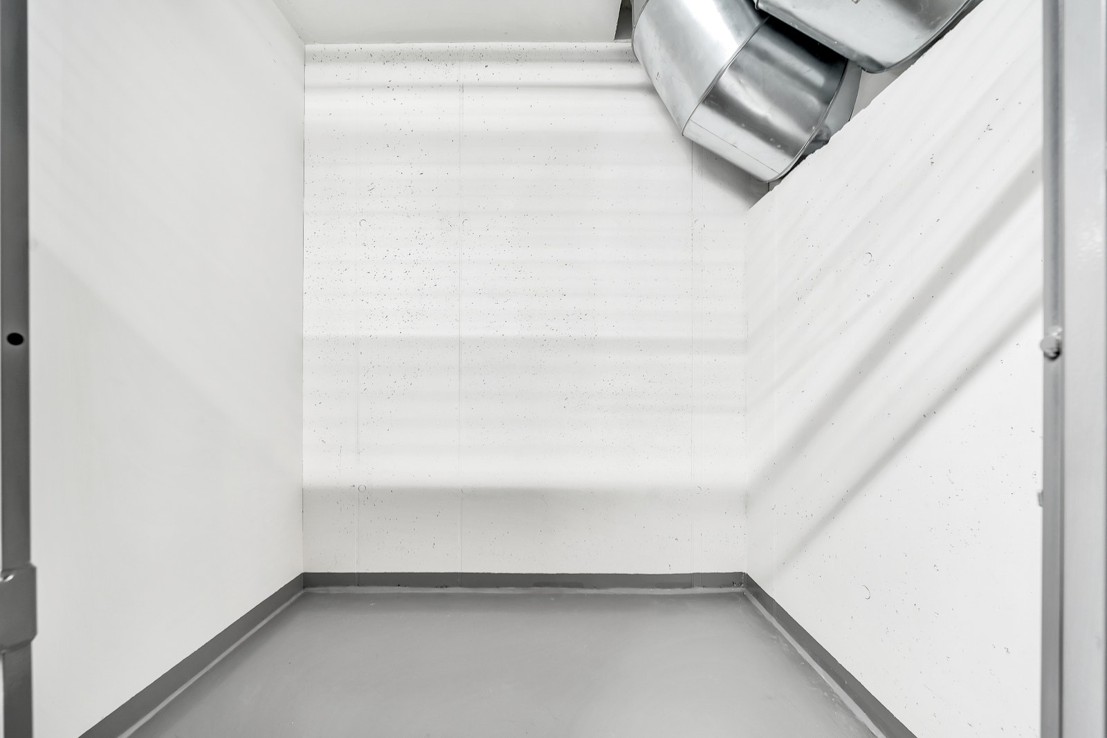 Stor bod på 5 kvm. gulvareal. Takhøyden er ca 3,5 meter Galleribilde