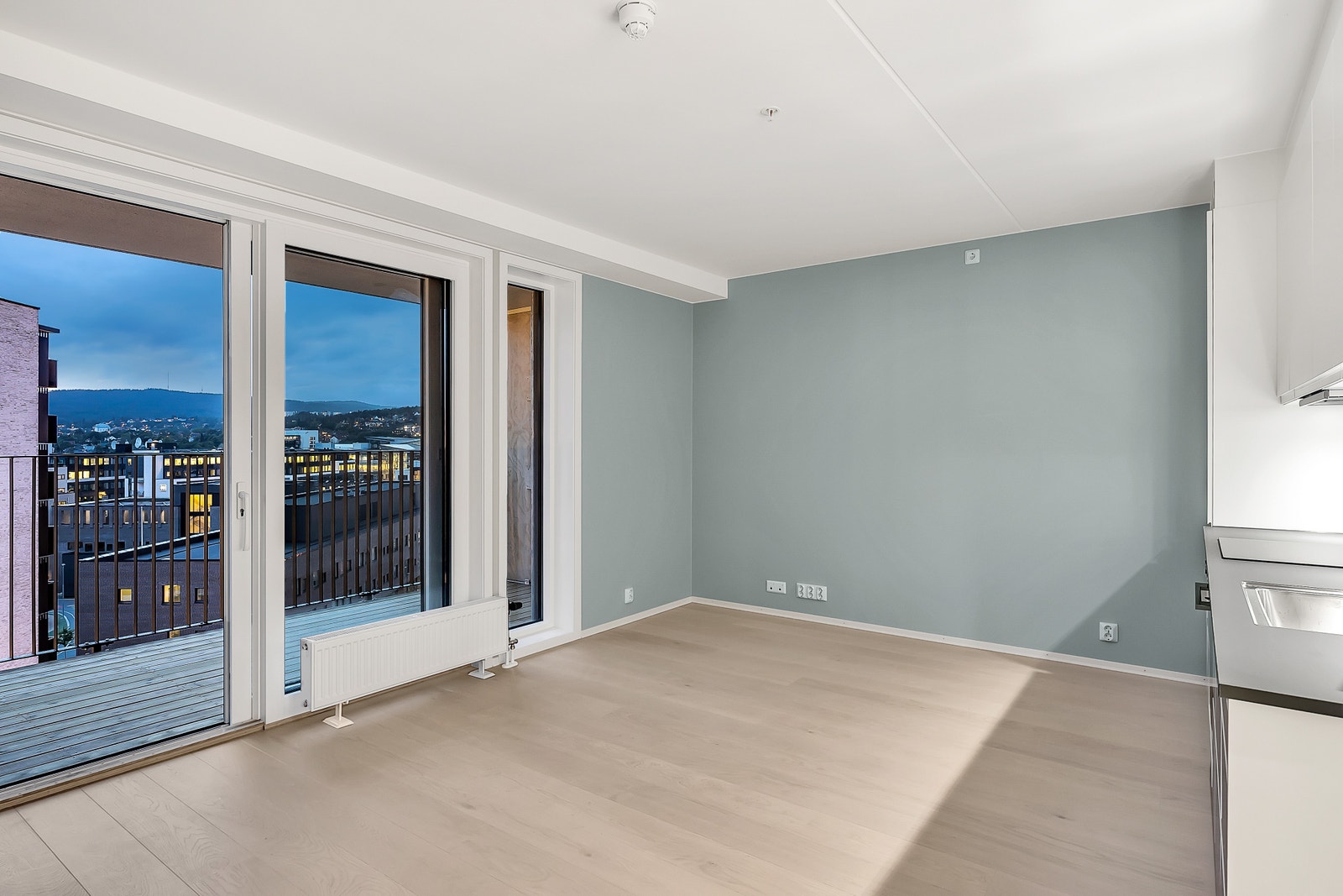 Store gode vinduer og skyvedør ut til balkongen Galleribilde