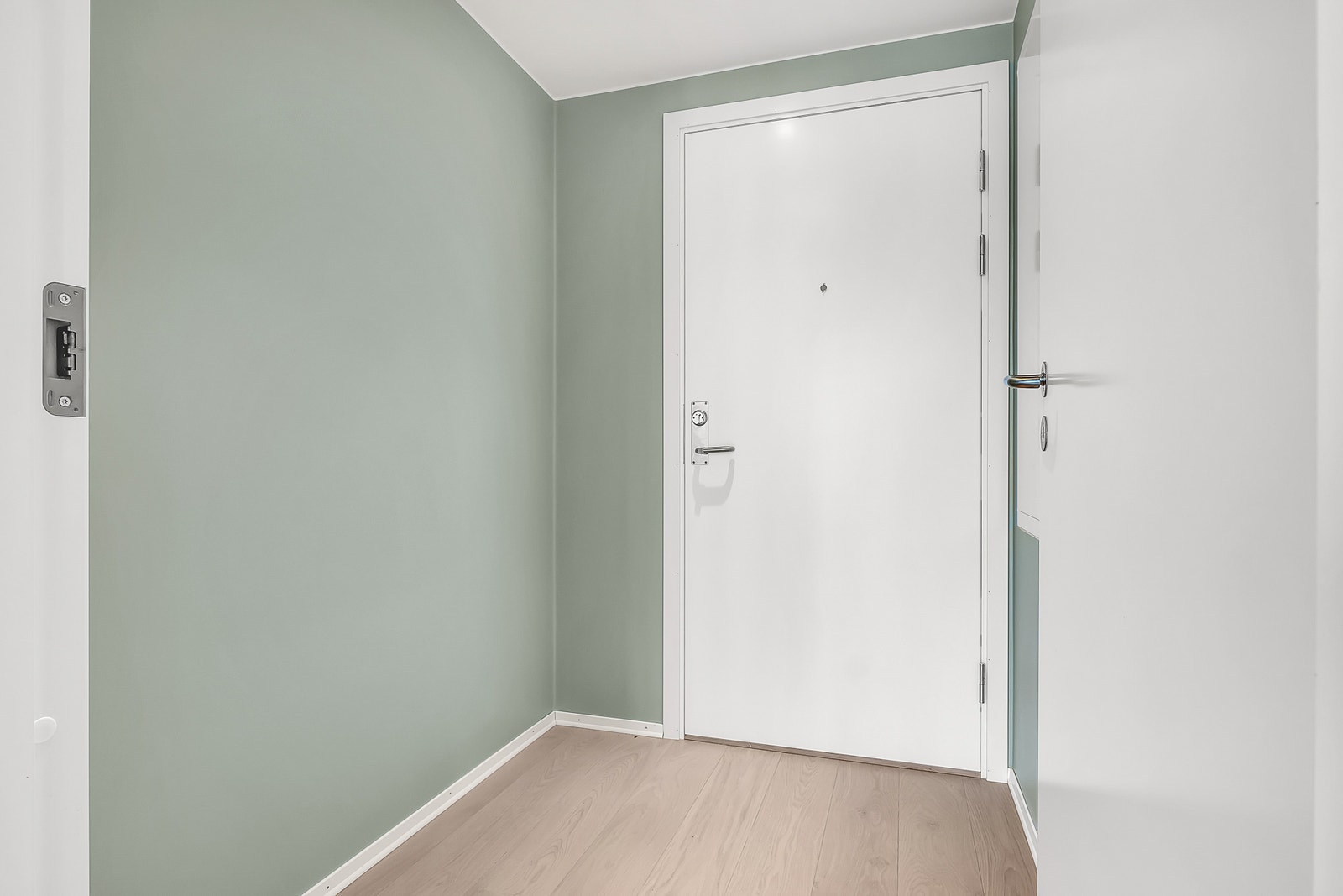 Fin gang med plass til oppbevaring av yttertøy Galleribilde