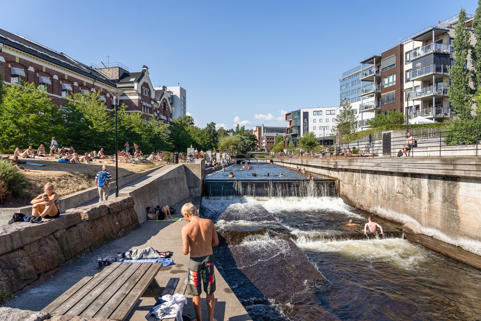 Området har de siste årene vært igjennom en totalforvandling fra å være et område med industri til å bli et urbant, levende og meget moderne bydelssenter Galleribilde