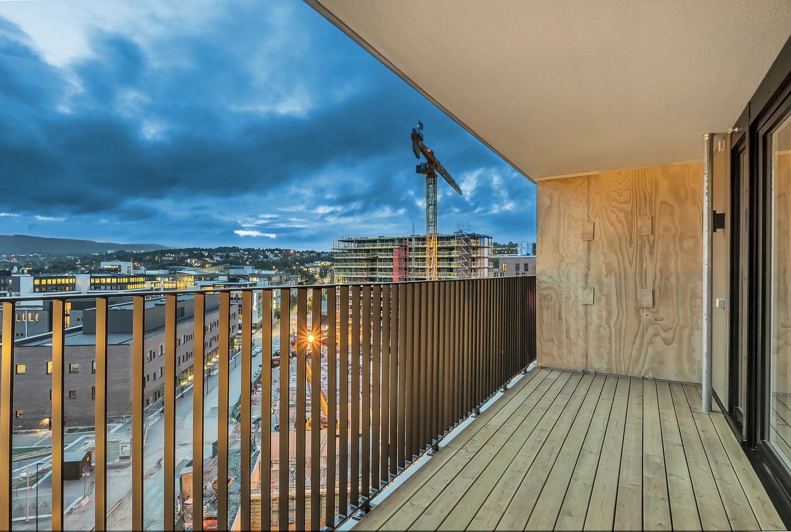 Balkongen er på 12 kvm. og strekker seg over hele langsiden av boligen og som enkelt møbleres med sittegruppe og grill Galleribilde