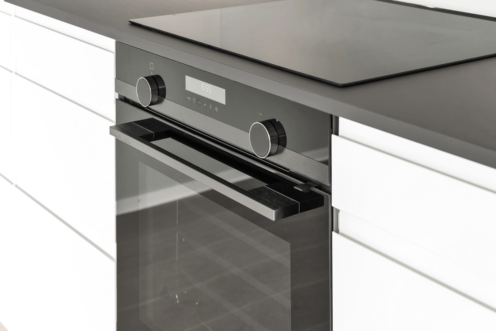 Integrerte hvitevarer platetopp, komfyr, oppvaskmaskin, kjøleskap med fryser fra Siemens Galleribilde