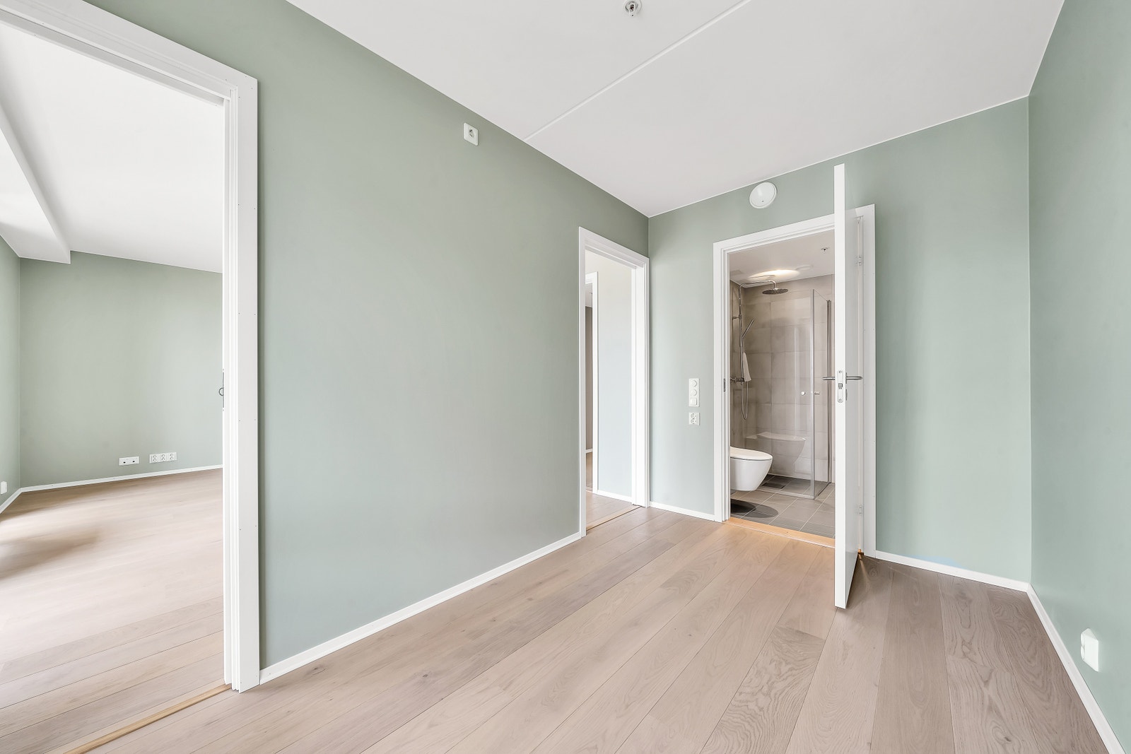 Det vil bli satt inn to klesskap på rommet. Det er to dører inn til soverommet slik at det blir utnyttet maksimalt Galleribilde