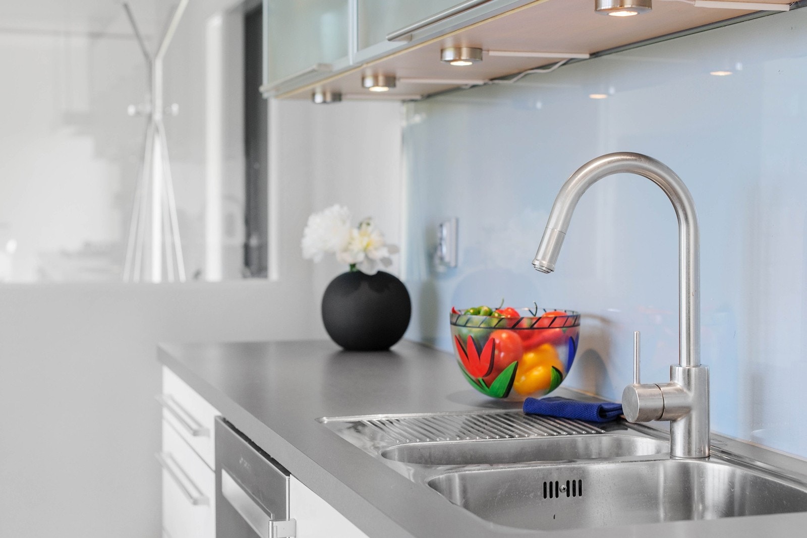 Kjøkkenet er av god størrelse med store vindusflater og peis - Utgang til hagen Galleribilde