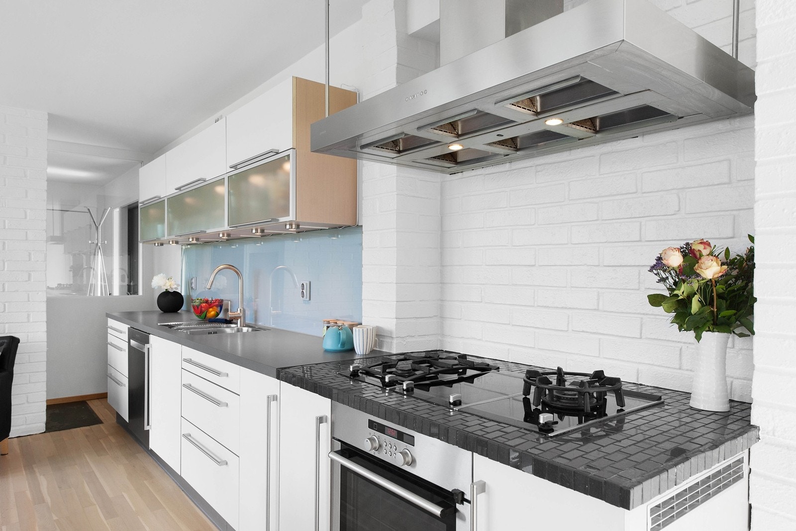 Kjøkkenet er av god størrelse med store vindusflater og peis - Nypusset gulv mai 2019 - Utgang til hagen Galleribilde