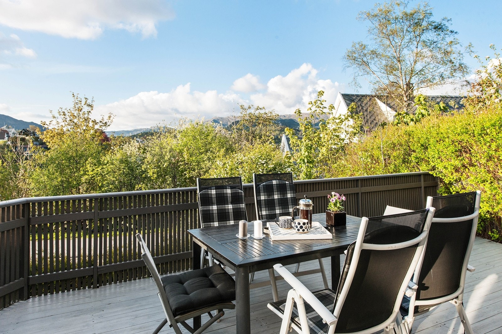 Solrik terrasse på baksiden av huset Galleribilde