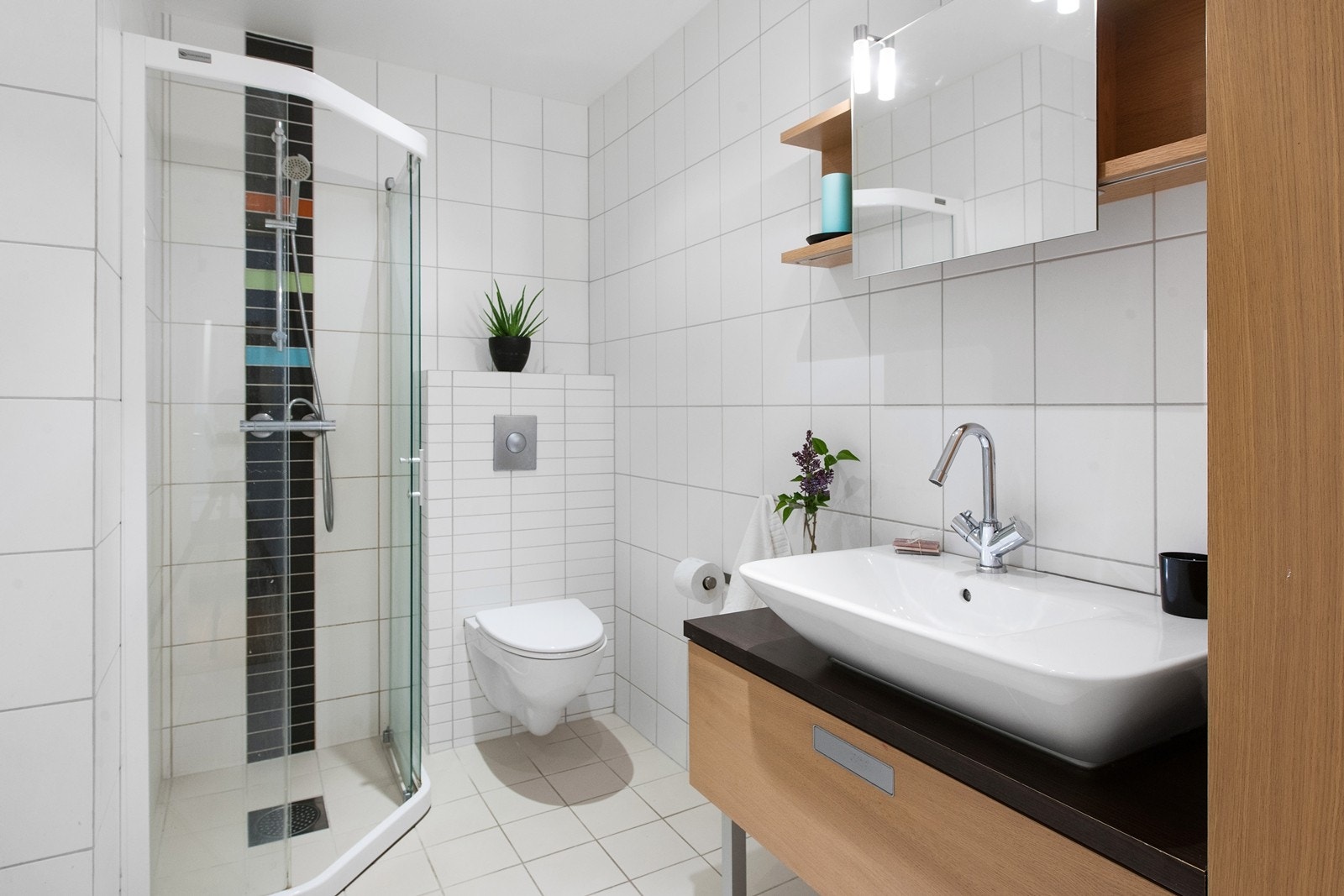 Pent helfliset bad i hoveddelen med badekar Galleribilde