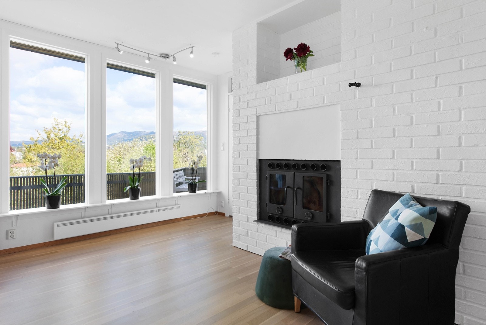 Kjøkkenet er av god størrelse med store vindusflater og peis - Nypusset gulv mai 2019 - Utgang til hagen Galleribilde