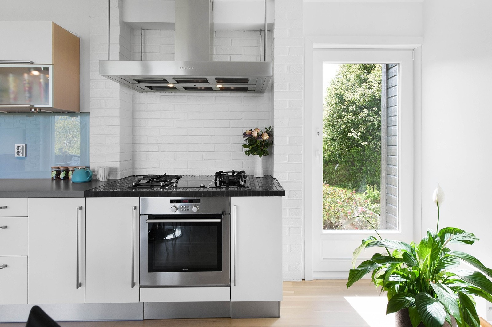 Kjøkkenet er av god størrelse med store vindusflater og peis - Nypusset gulv mai 2019 - Utgang til hagen Galleribilde