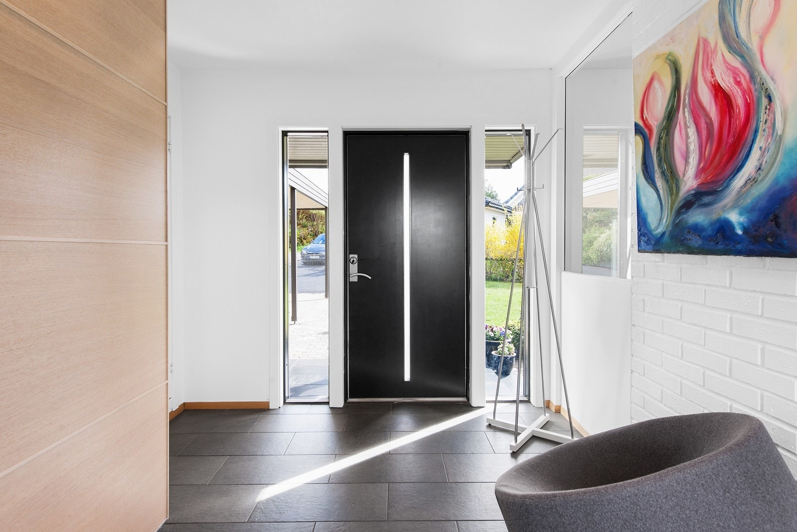 Åpen og romslig entré med fliser Galleribilde