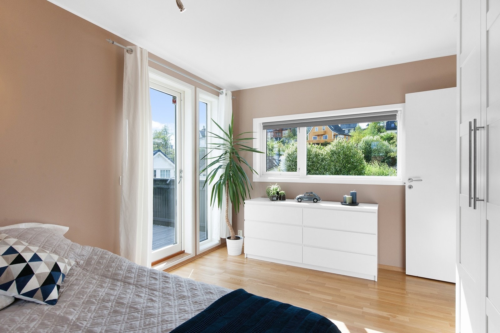 Soverom med utgang til terrasse i 2. etasje Galleribilde