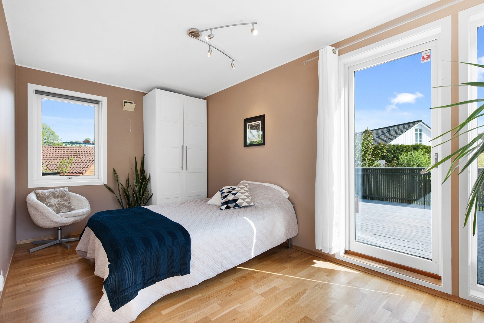 Soverom med utgang til terrasse i 2. etasje Galleribilde